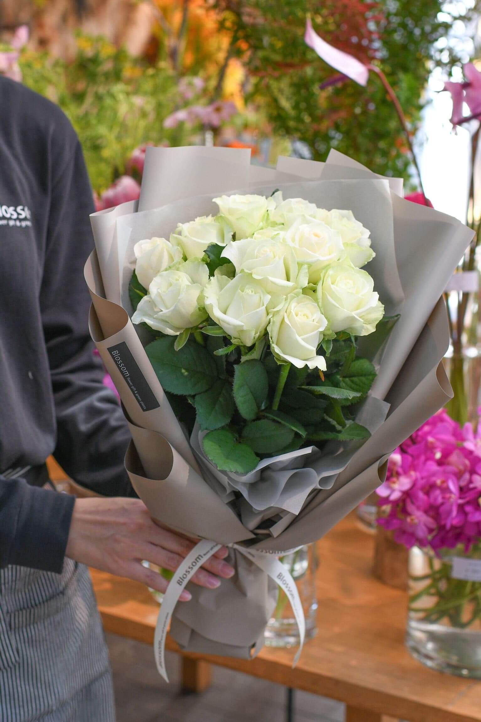 白薔薇の韓国風ラッピングドレスブーケ