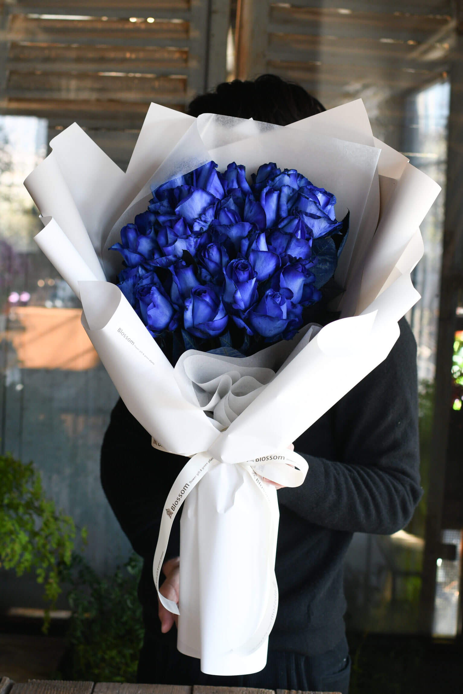 青薔薇の韓国風ラッピングのドレスブーケ