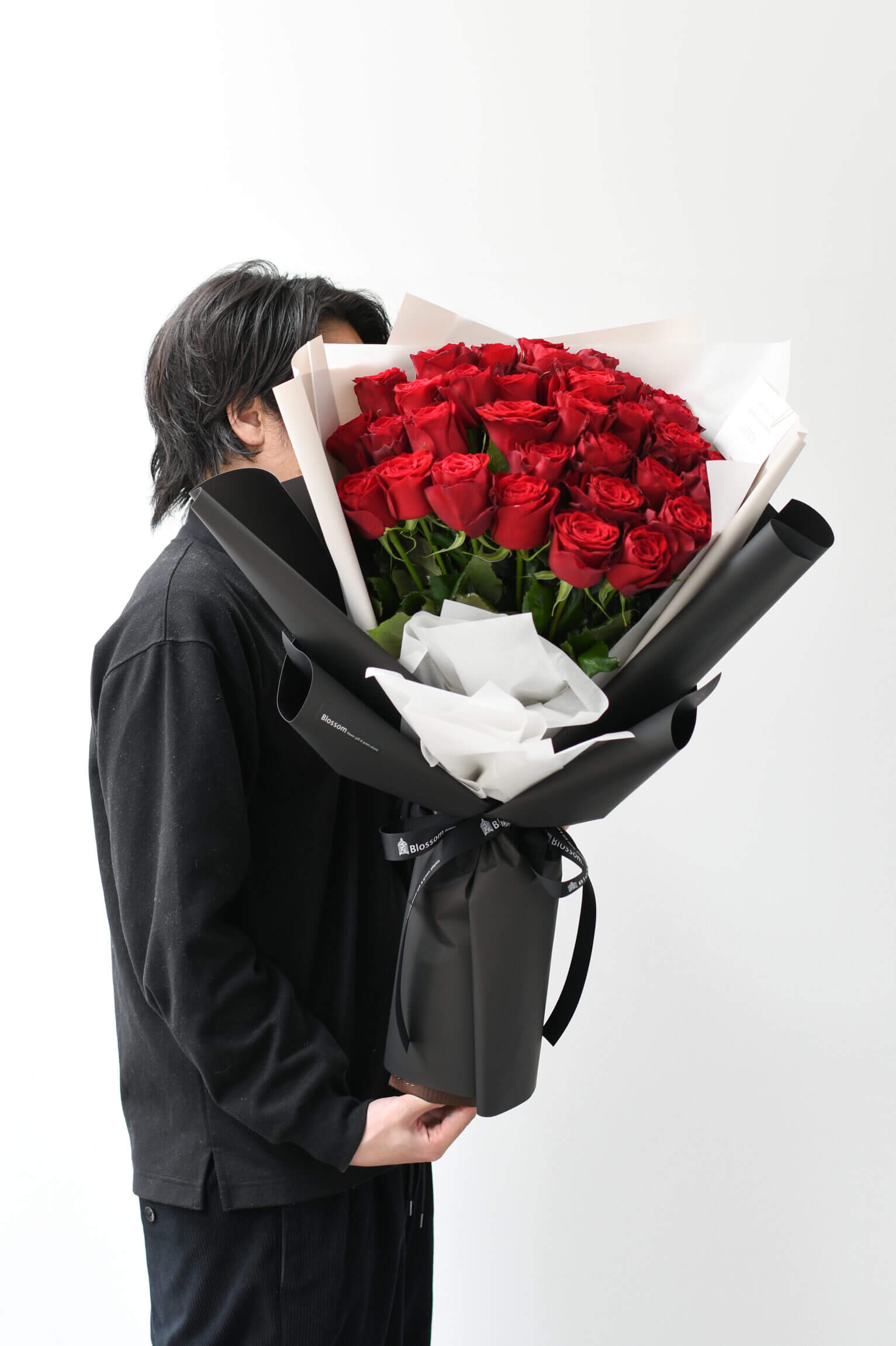 赤薔薇の韓国風ラッピングのドレスブーケ