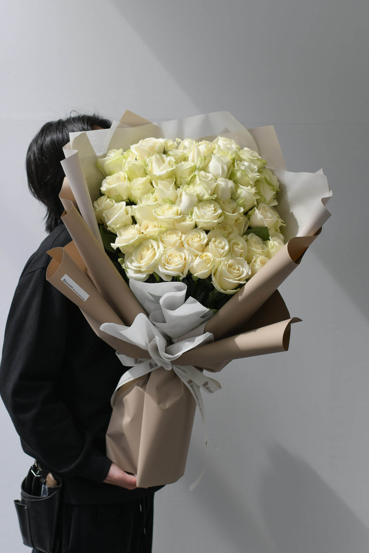 白薔薇の韓国ラッピングのドレスブーケ