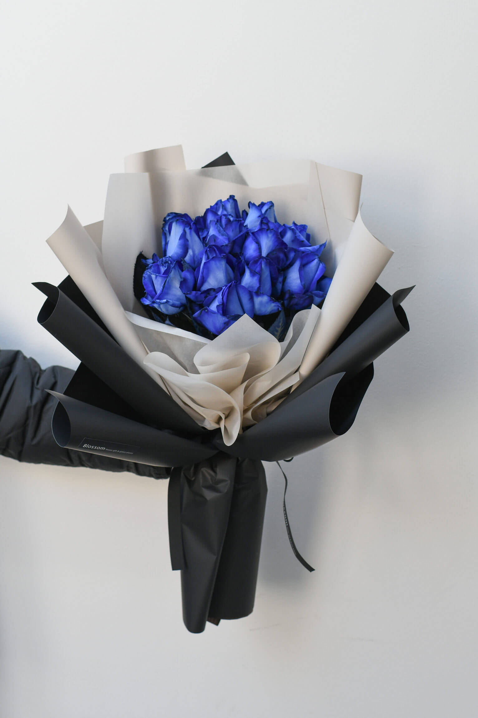 青薔薇の韓国風ラッピングのドレスブーケ