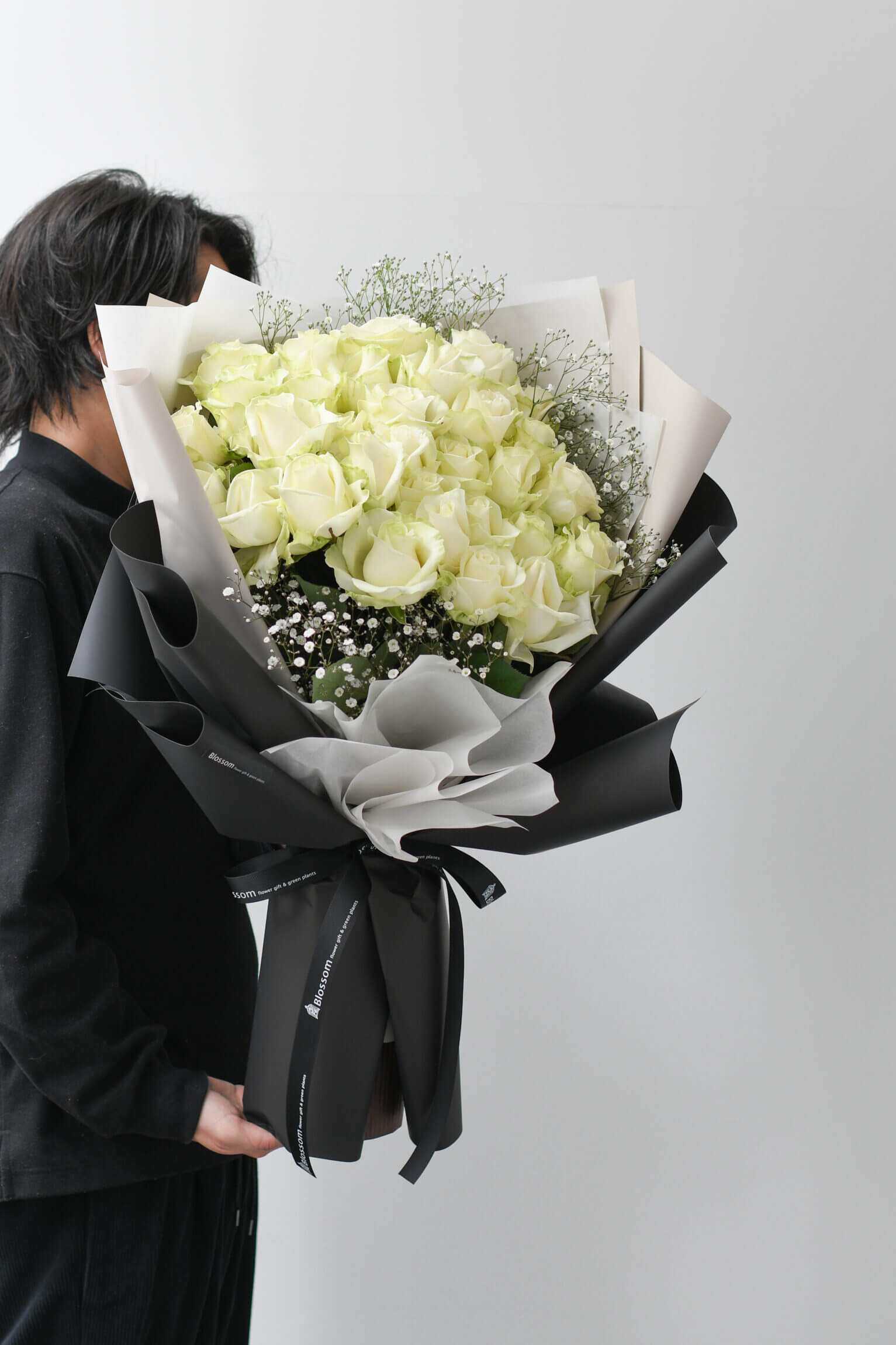 白薔薇の韓国ラッピングのドレスブーケ