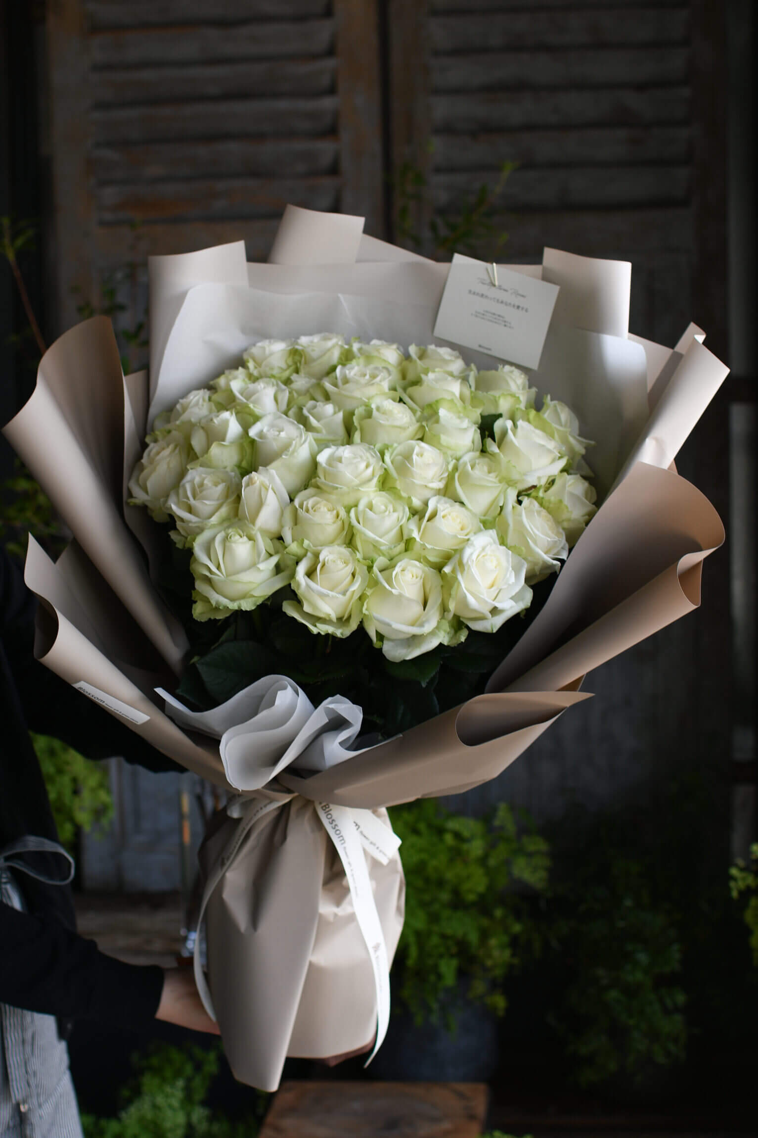 白薔薇のドレスブーケ