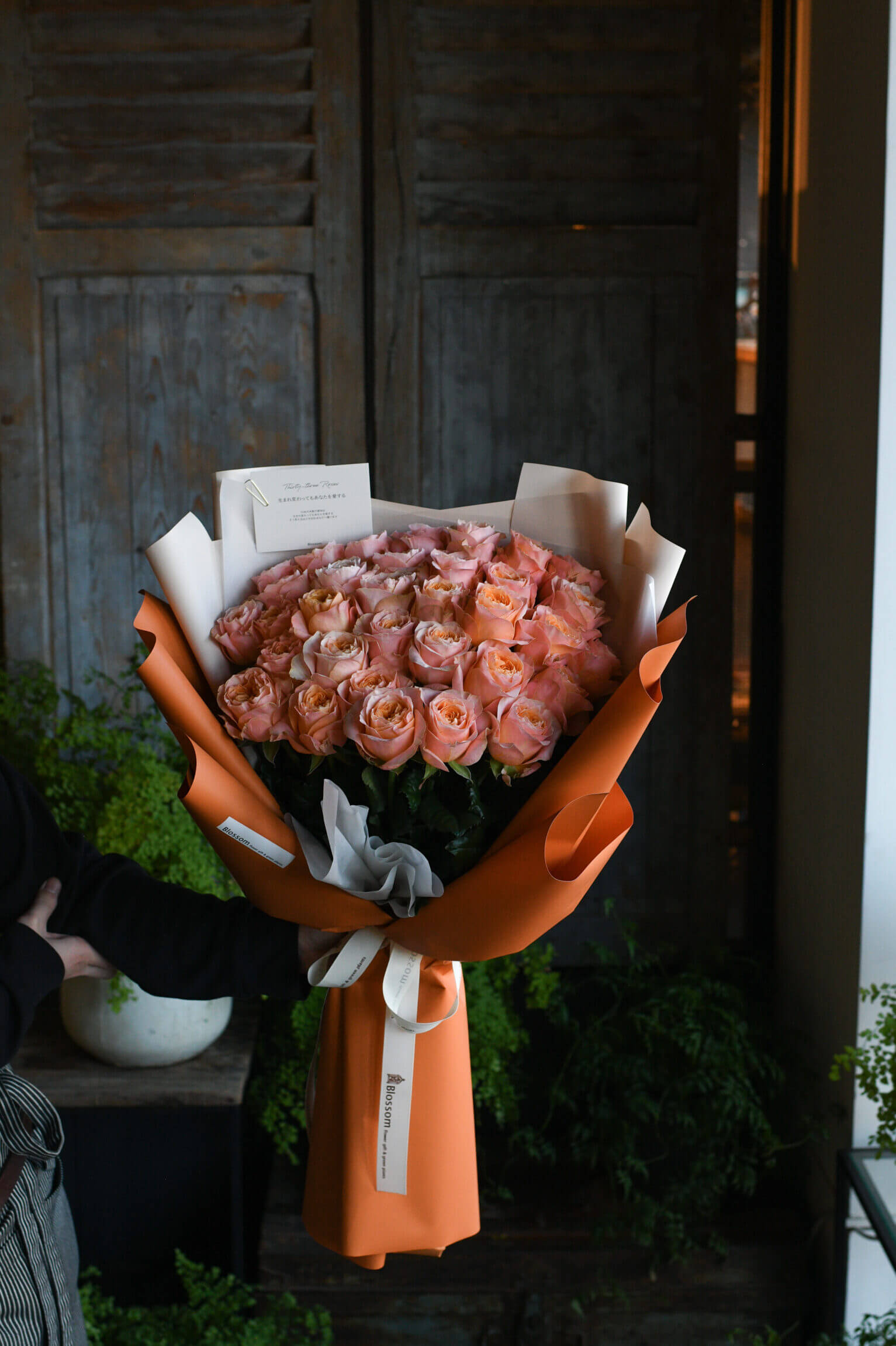 オレンジ薔薇のドレスブーケ