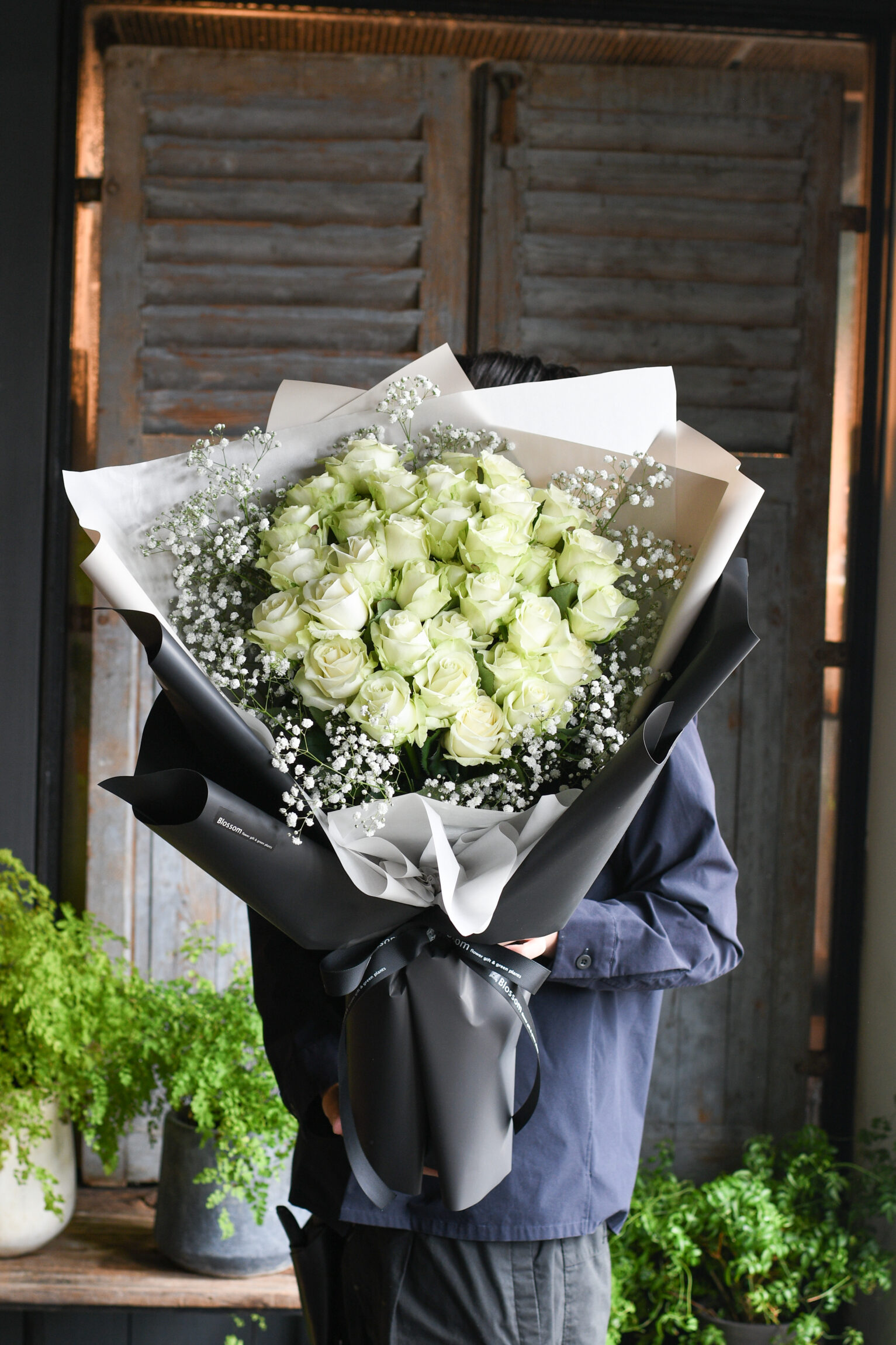 薔薇の韓国風ラッピングのドレスブーケ