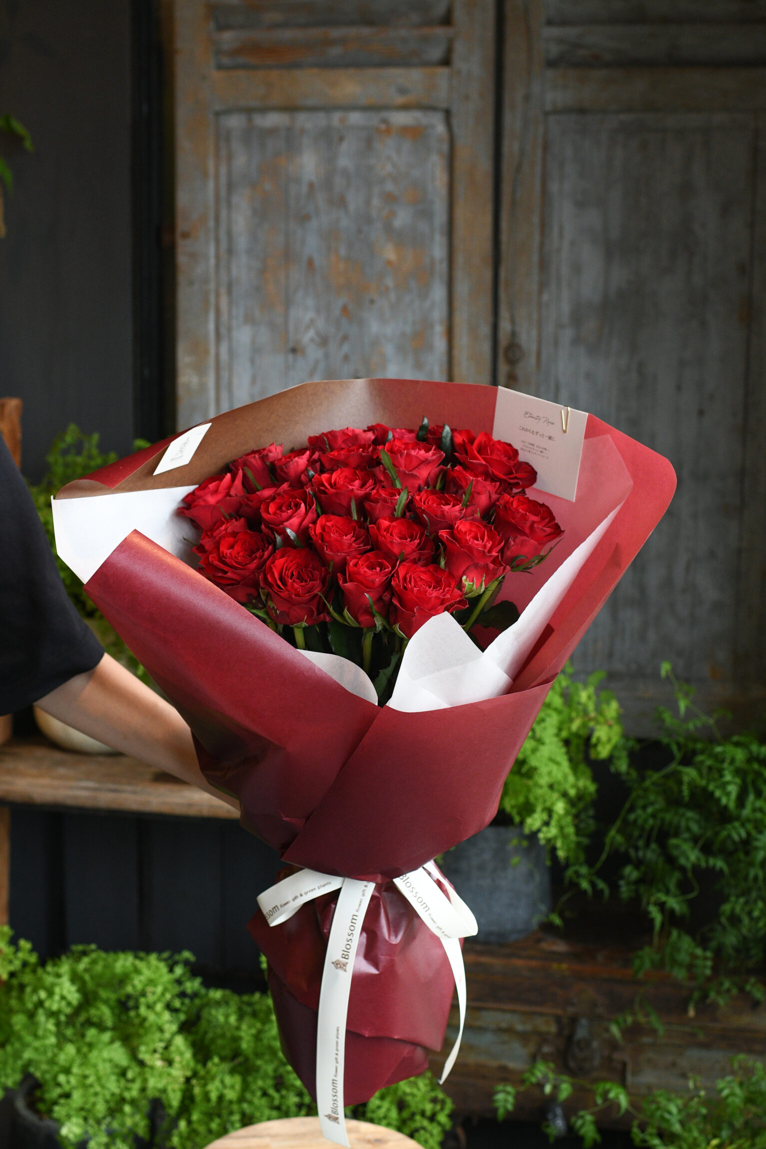 24本の赤薔薇モダンブーケ