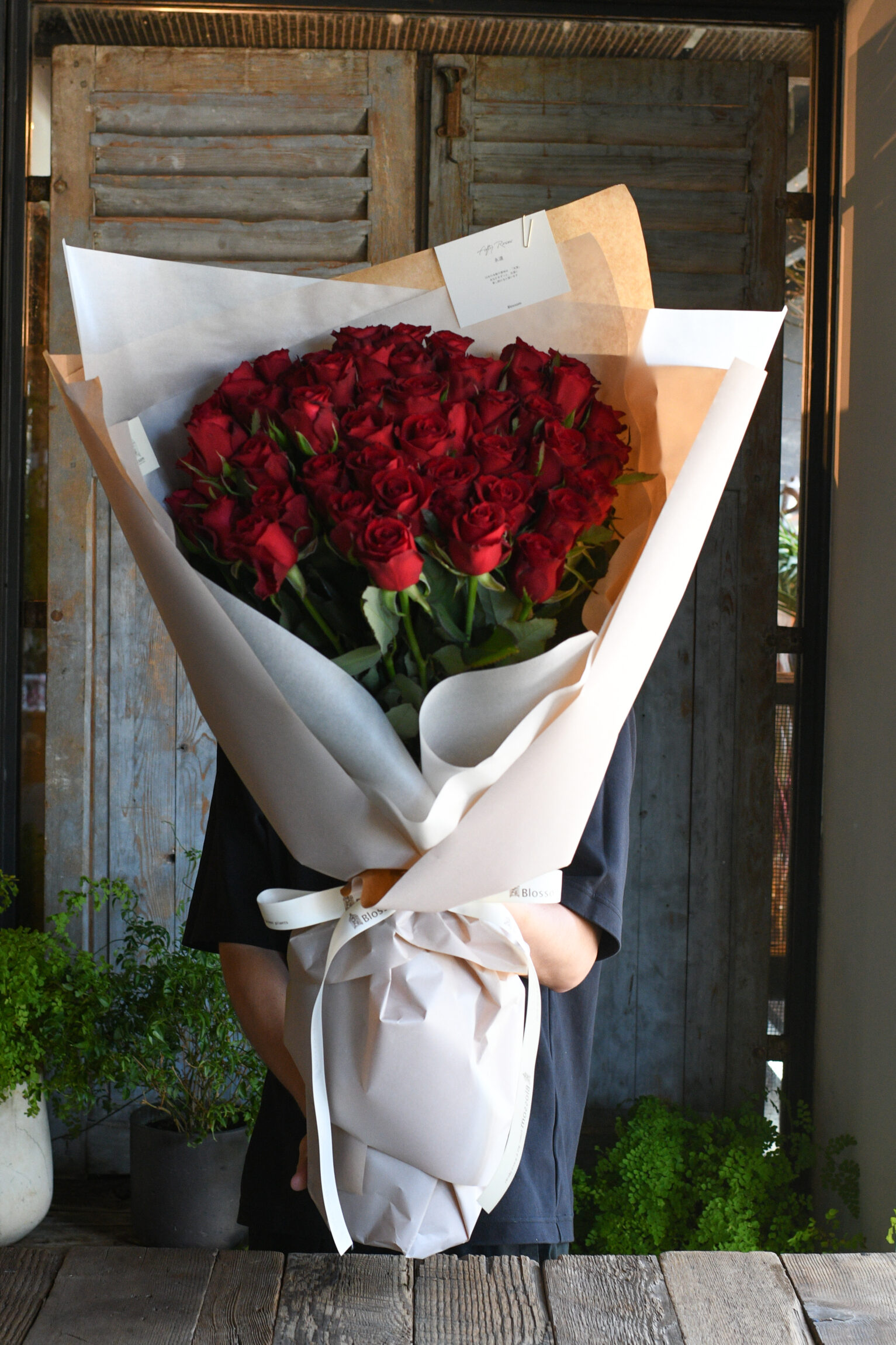50本の赤薔薇モダンブーケ