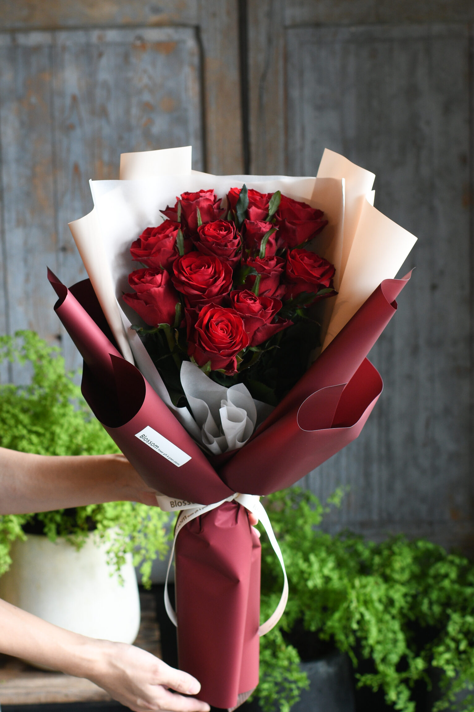 12本の赤薔薇ドレスブーケ