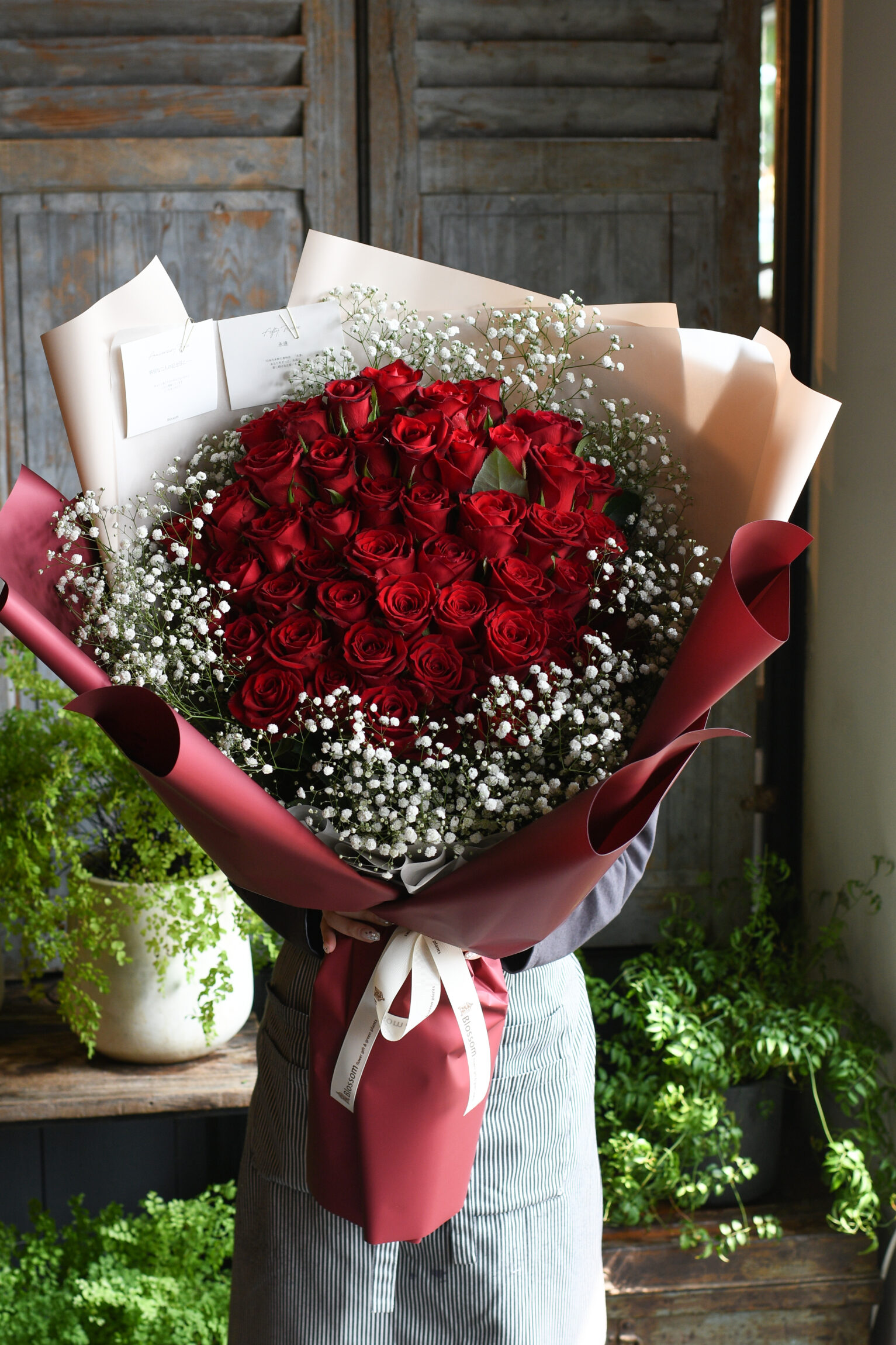 50本の赤薔薇ドレスブーケ