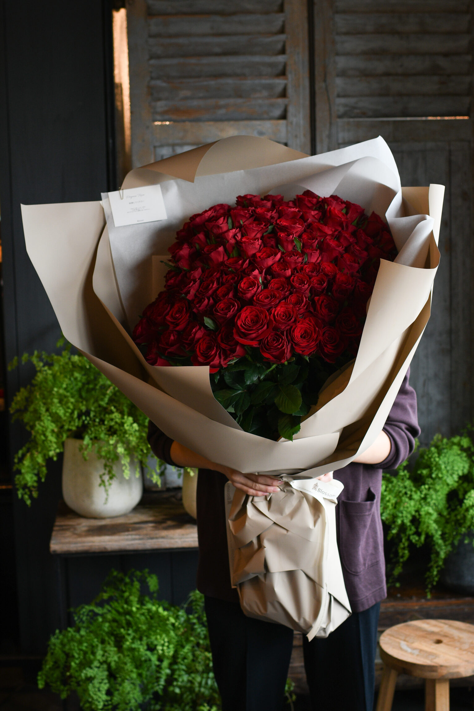 108本の赤薔薇モダンブーケ