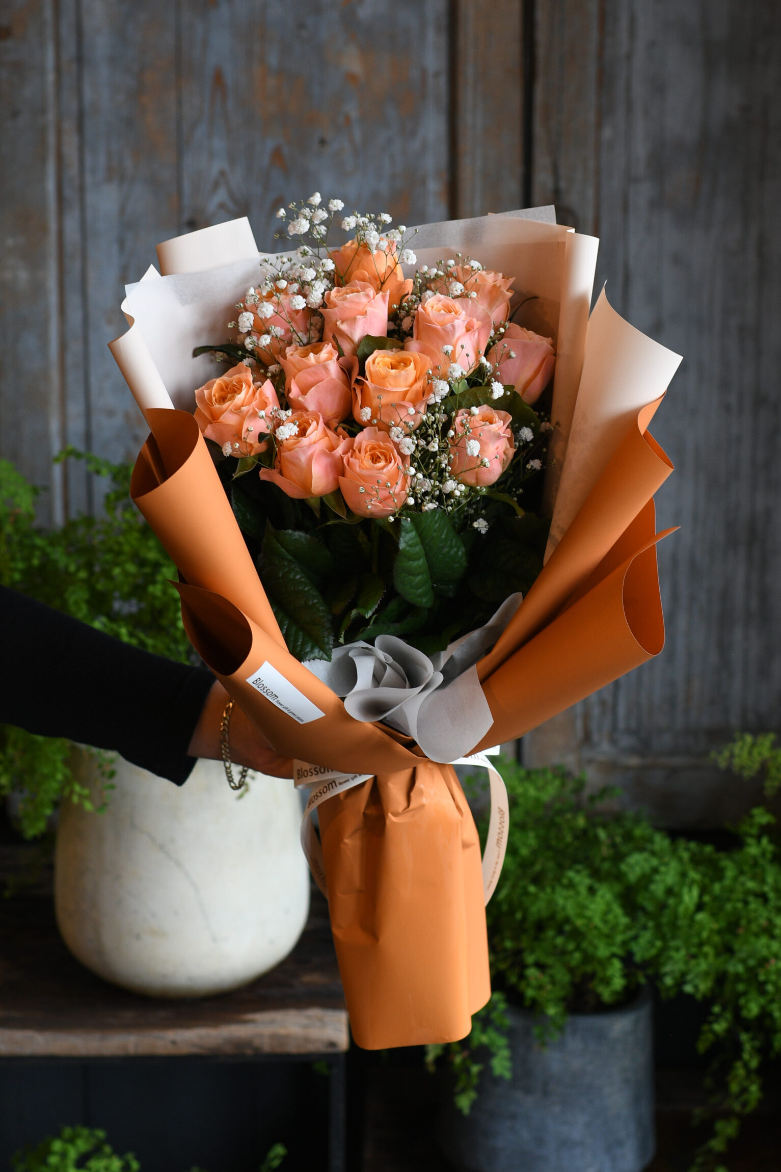 12本のオレンジ薔薇とかすみ草のドレスブーケ