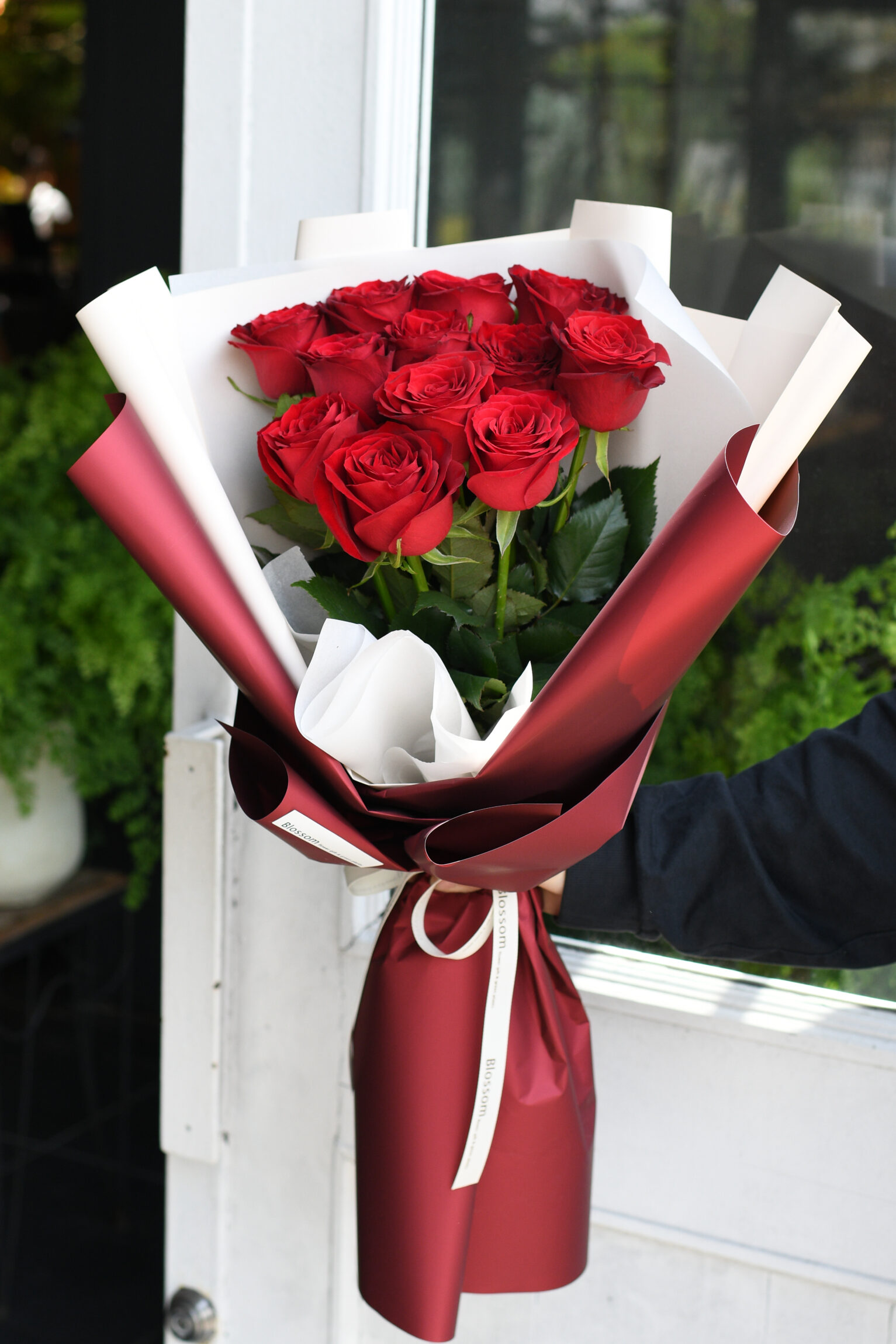 12本の赤薔薇ドレスブーケ