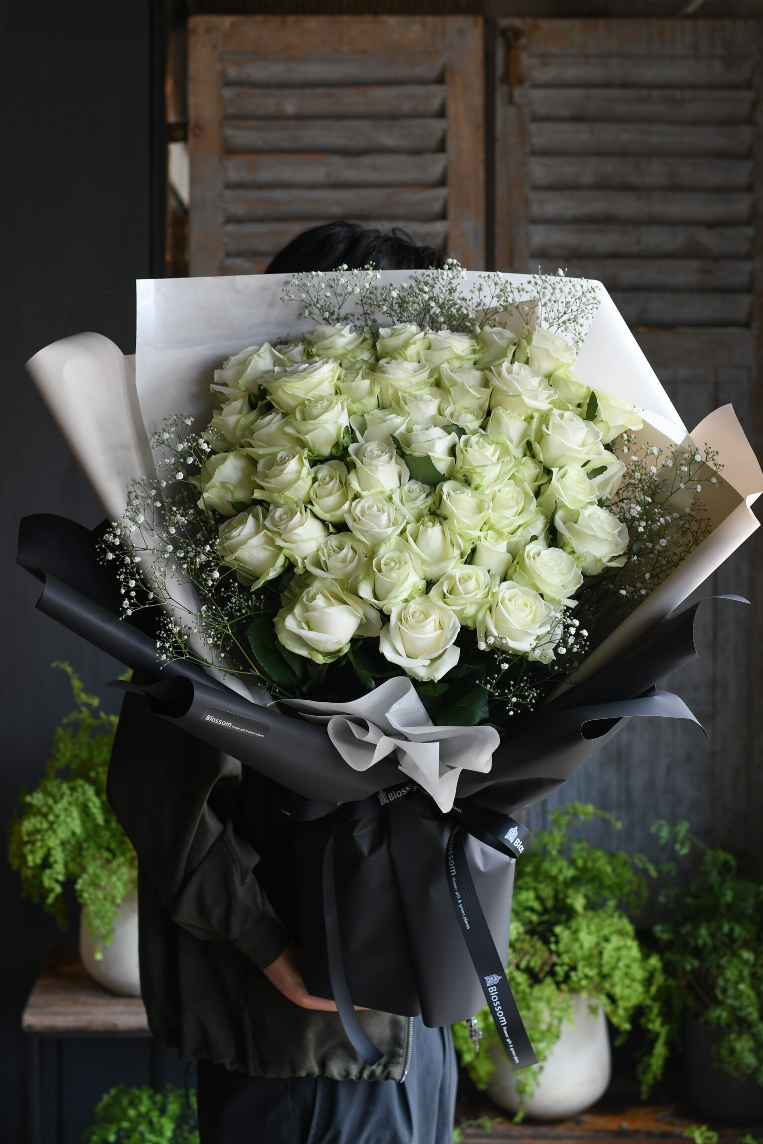 50本の白薔薇ドレスブーケ