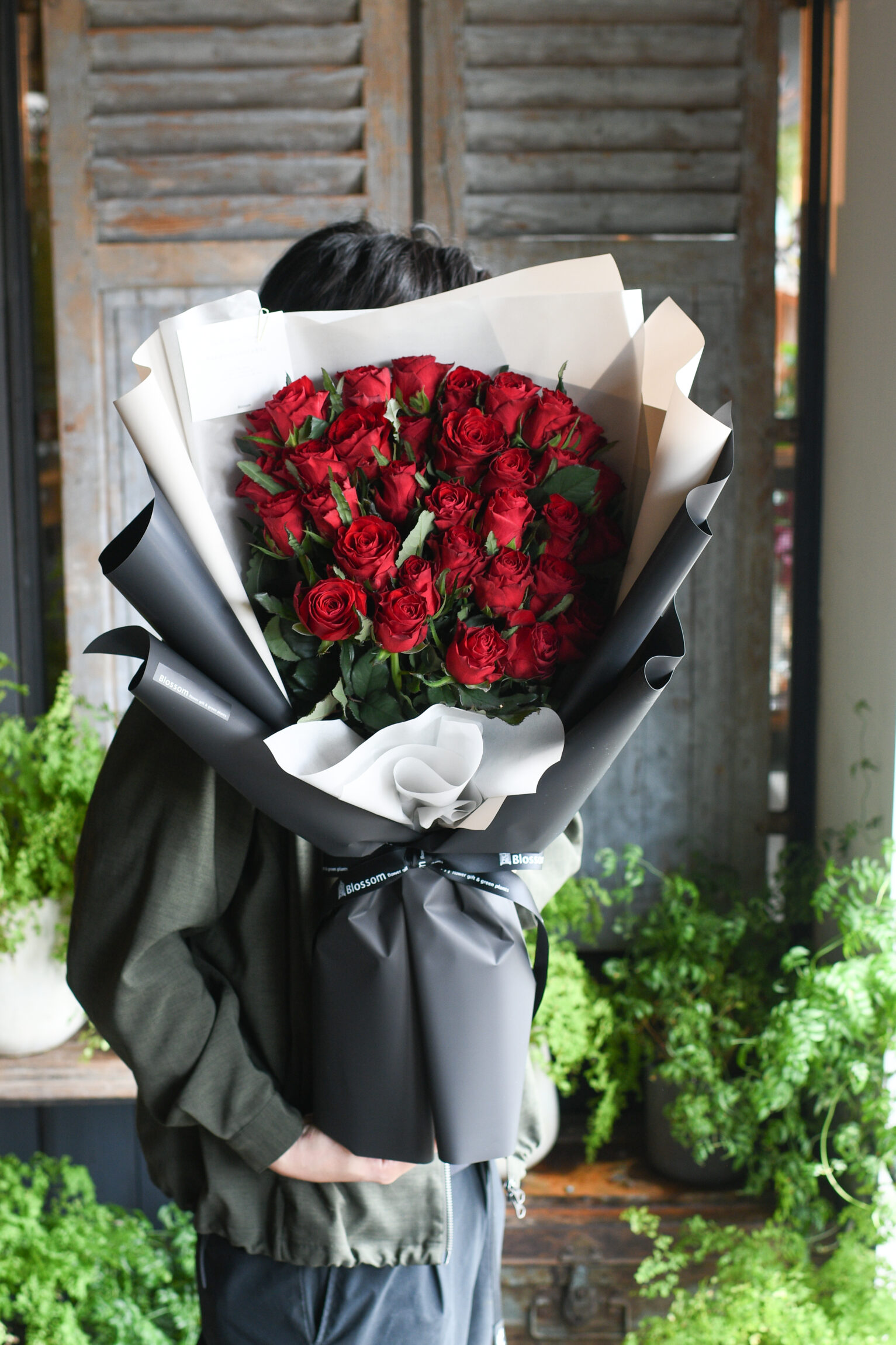 33本の赤薔薇ドレスブーケ