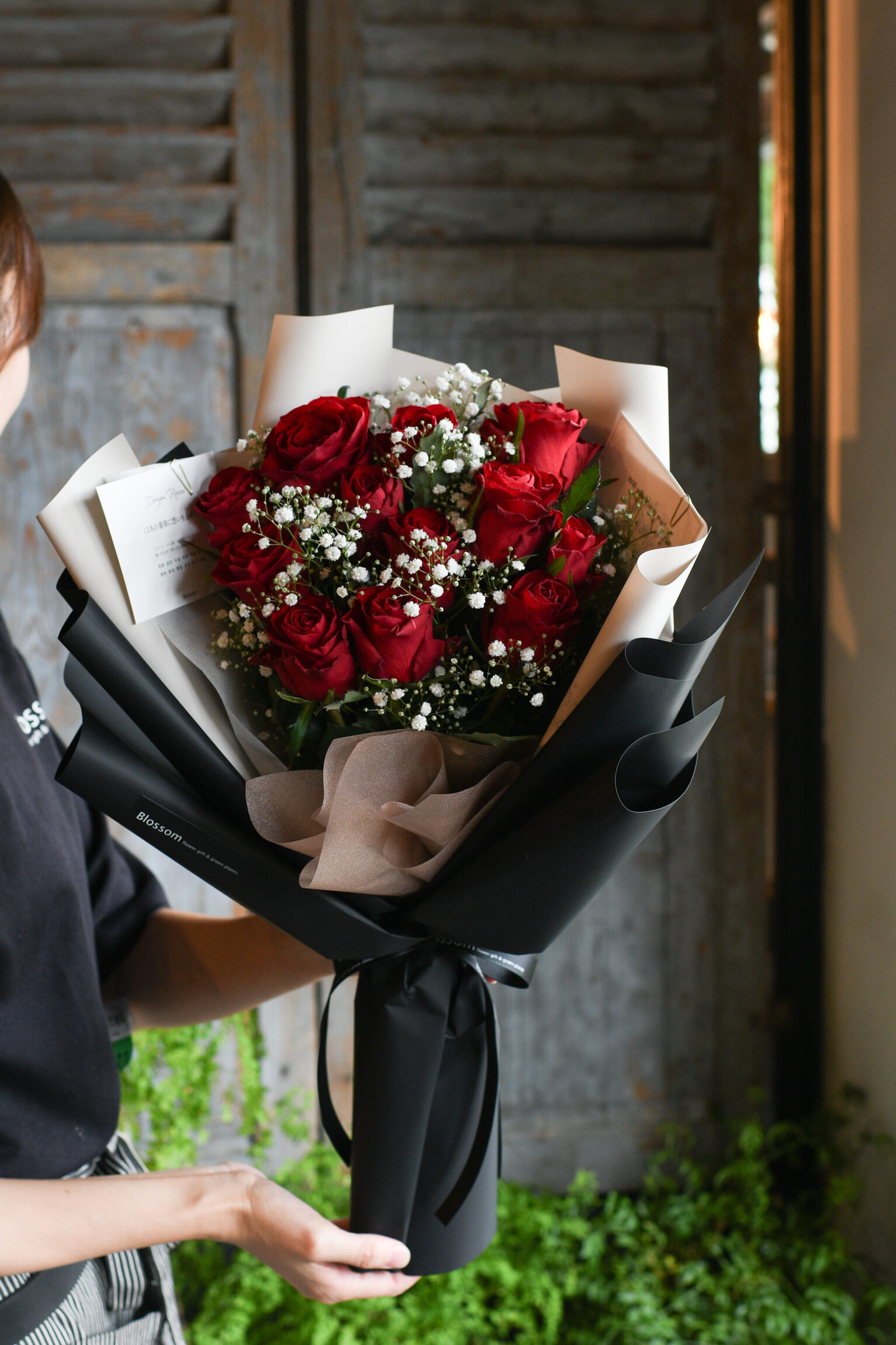 12本の赤薔薇とかすみ草のドレスブーケ