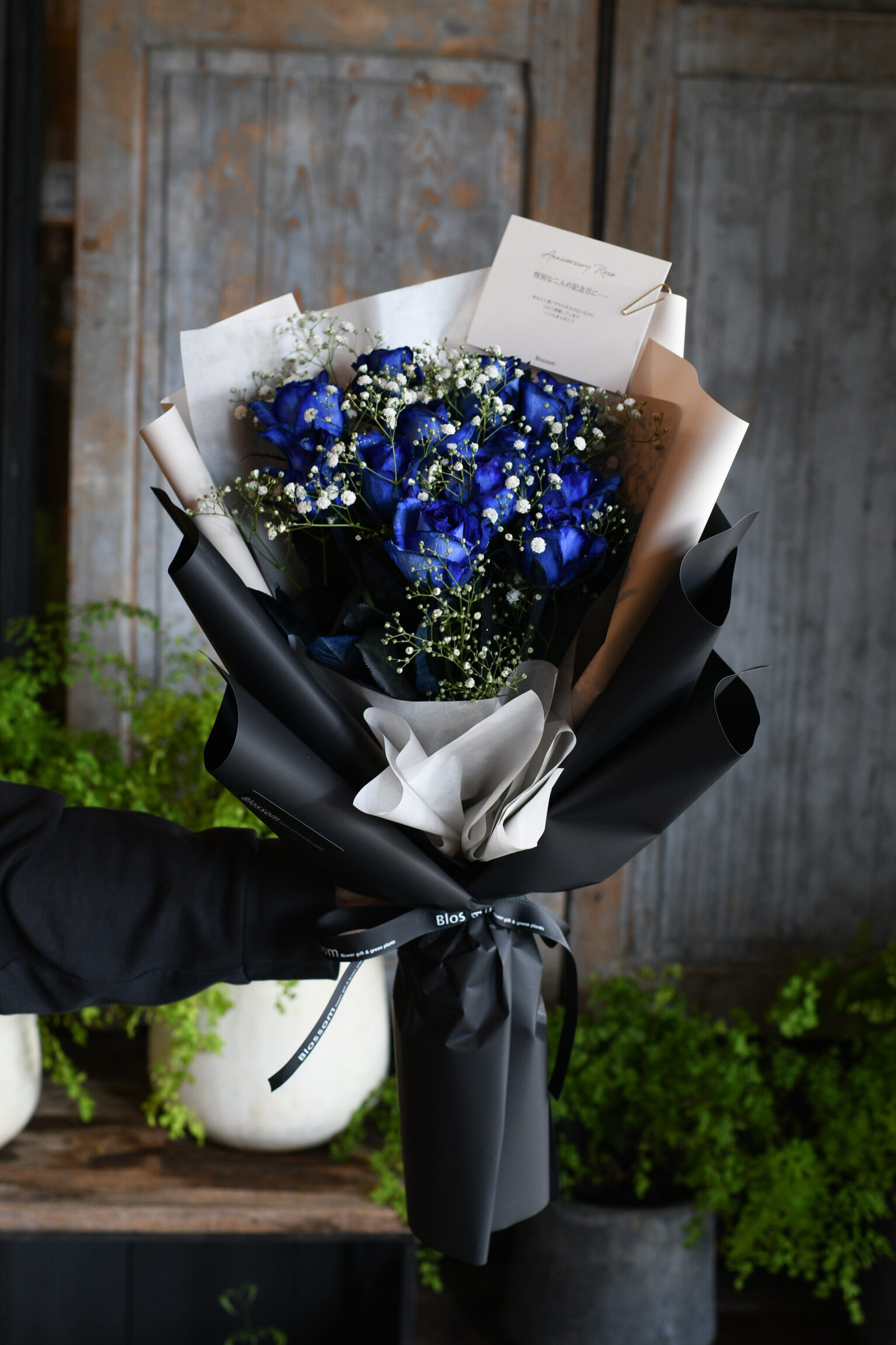 12本の青薔薇ドレスブーケ
