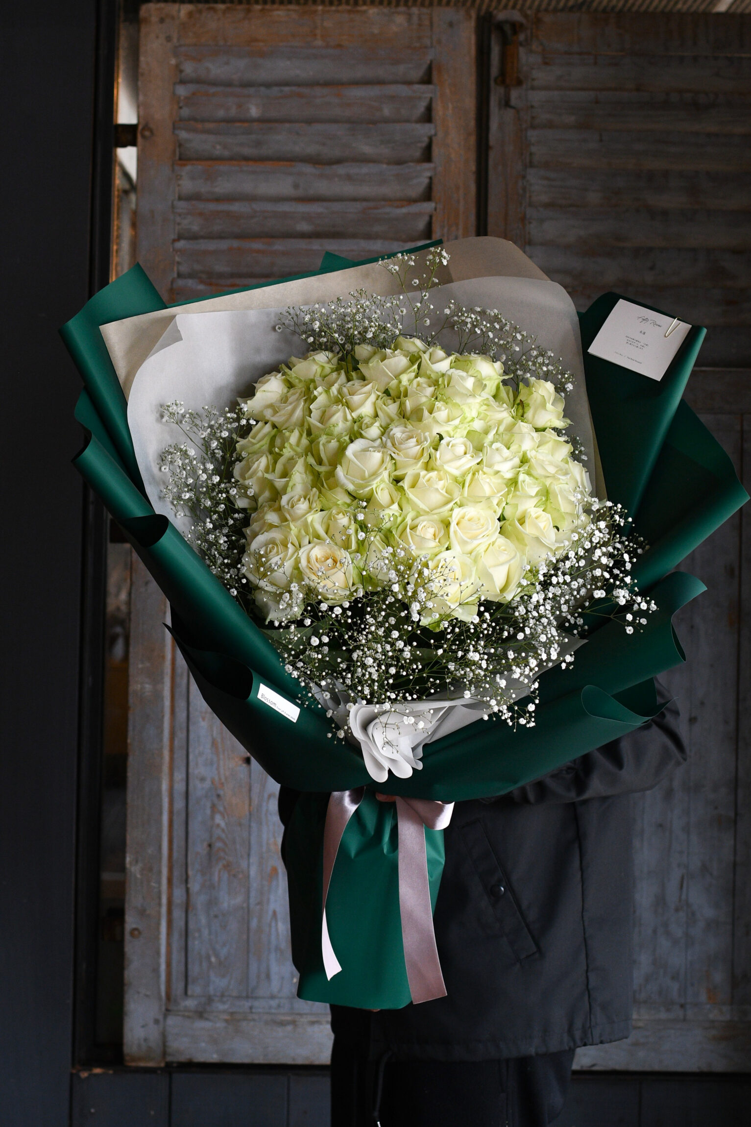 「フォレストグリーン×白薔薇」プロポーズリングドレスブーケ 50本の白薔薇