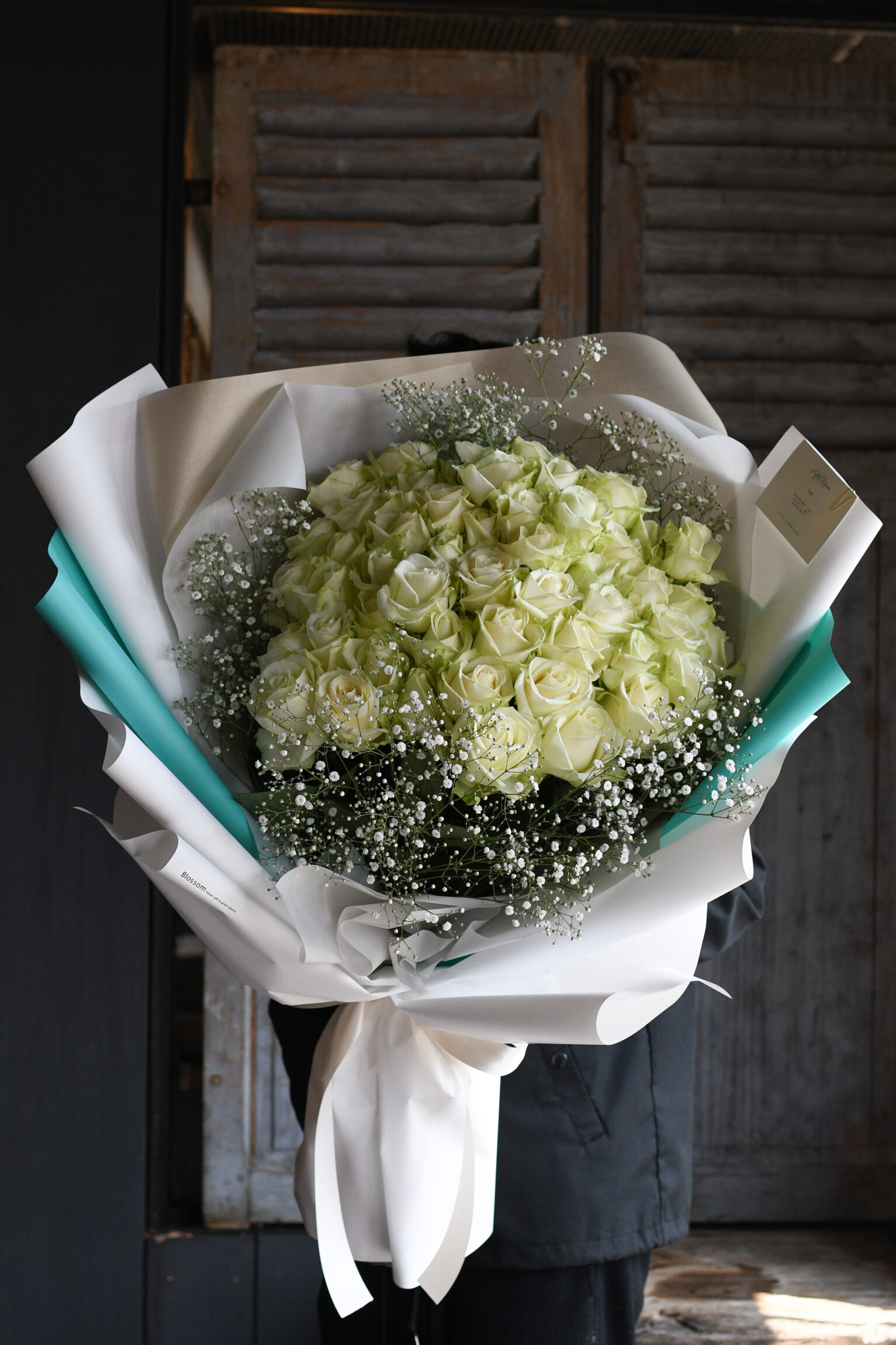 「アイスブルー×白薔薇」プロポーズリングドレスブーケ50本の白薔薇