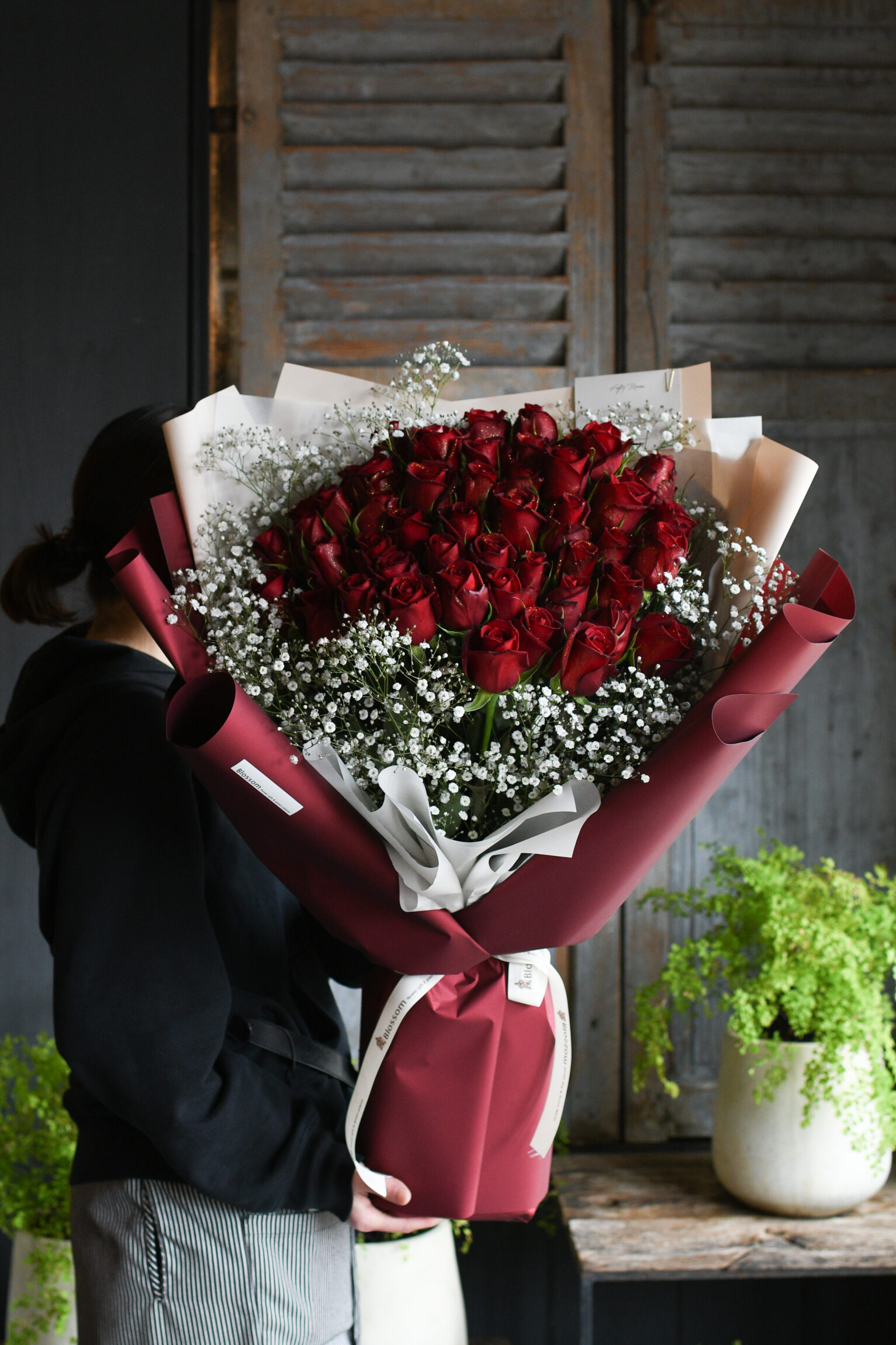 50本の赤薔薇ドレスブーケ
