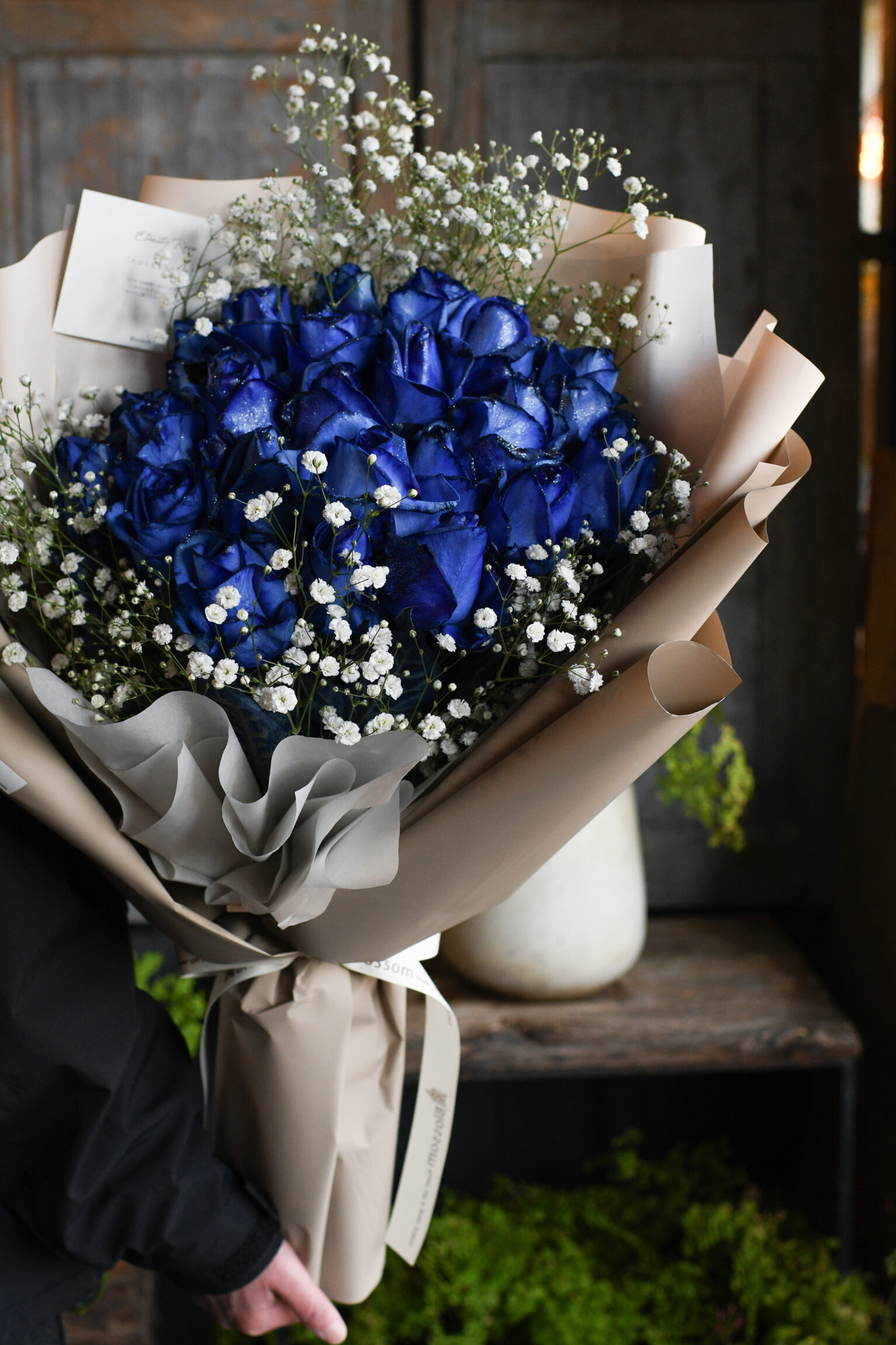 24本の青薔薇ドレスブーケ