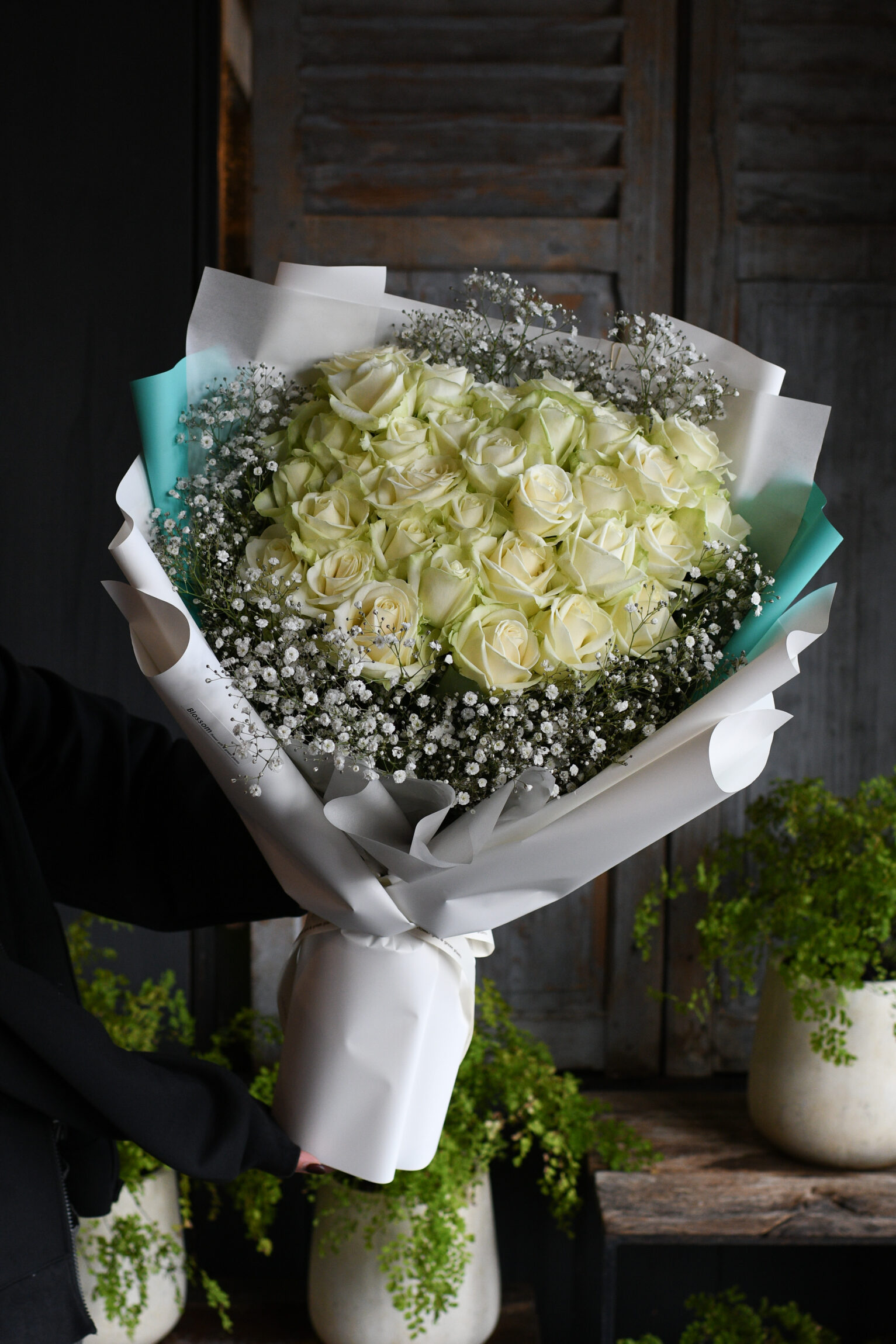 「アイスブルー×白薔薇」プロポーズリングドレスブーケ33本の白薔薇