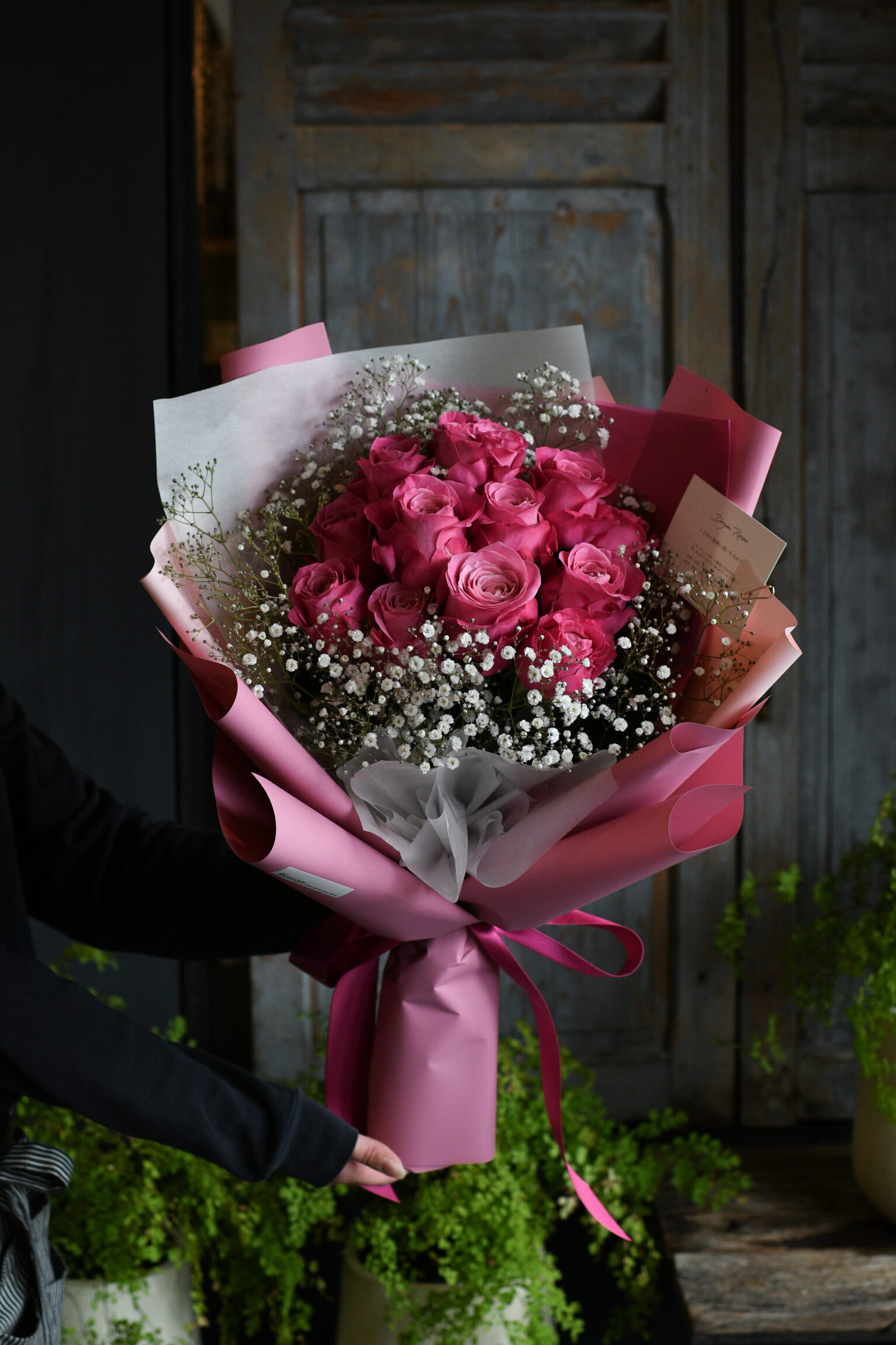 12本のピンク薔薇とかすみ草のドレスブーケ