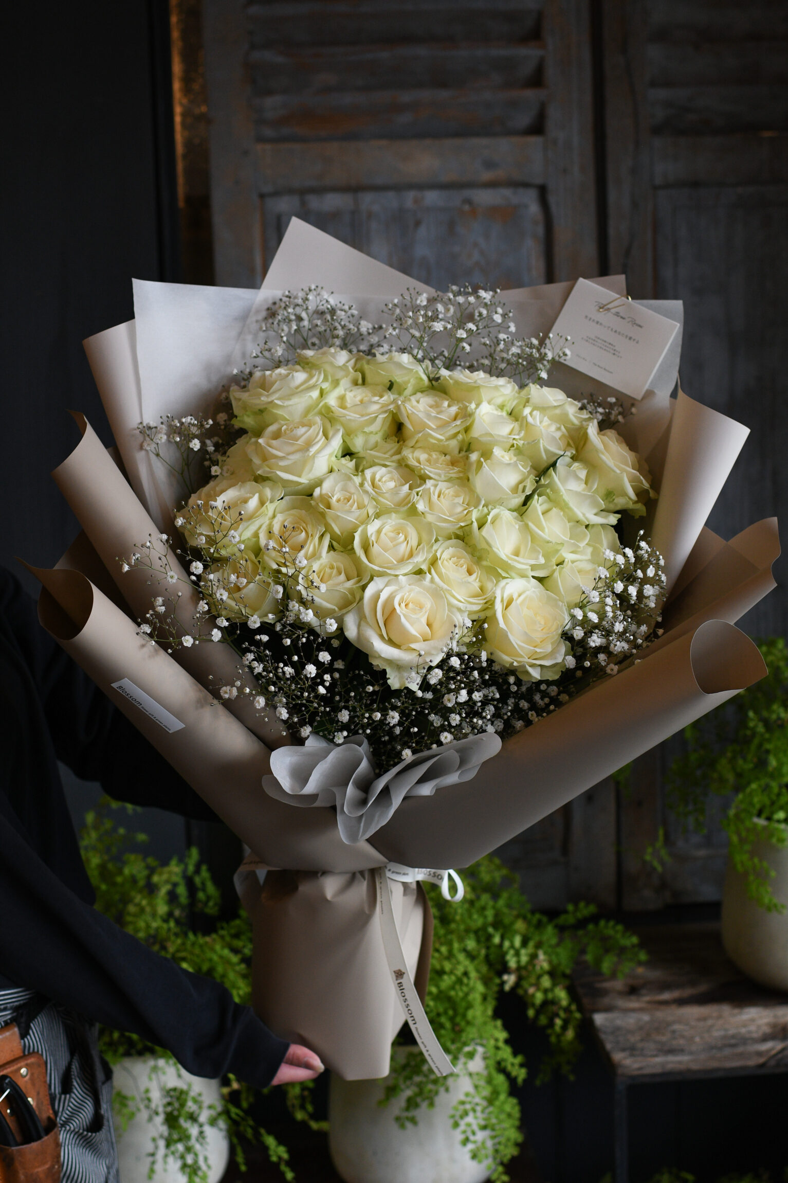 33本の白薔薇ドレスブーケ
