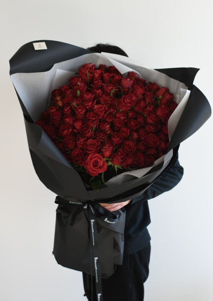 108本の赤バラの花束