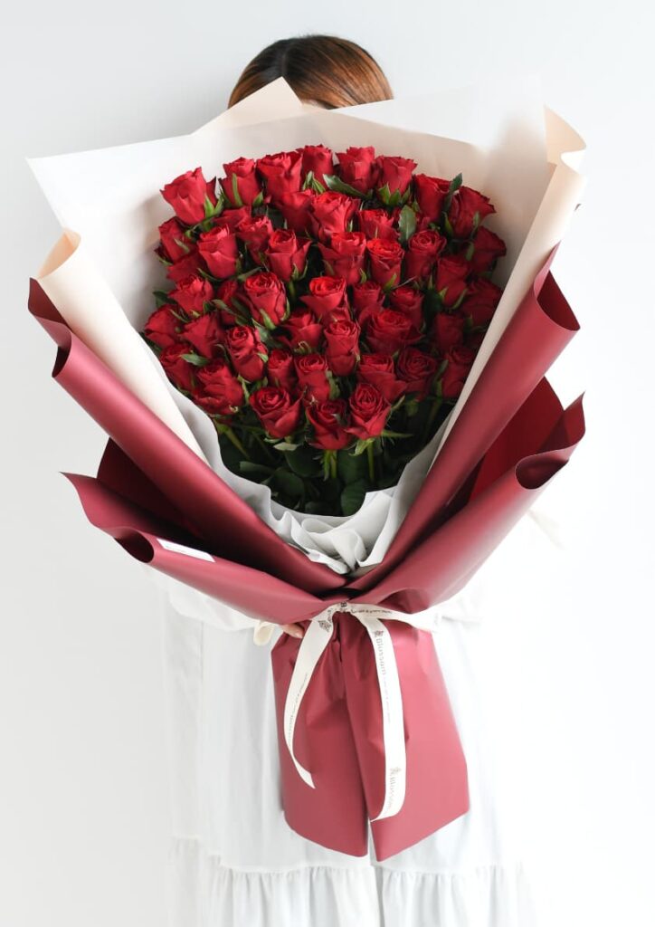 赤色のラッピングをした赤バラの花束