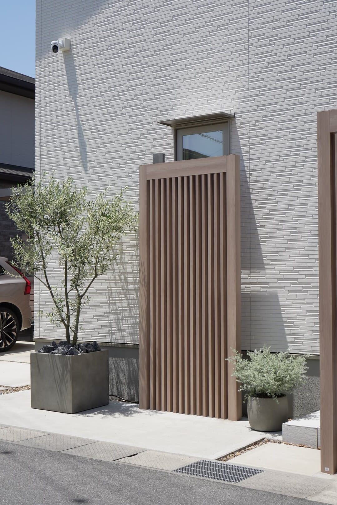京都府京丹後市|新築住宅の玄関前にオリーブとウエストリンギアをプランター植栽で施工した事例
