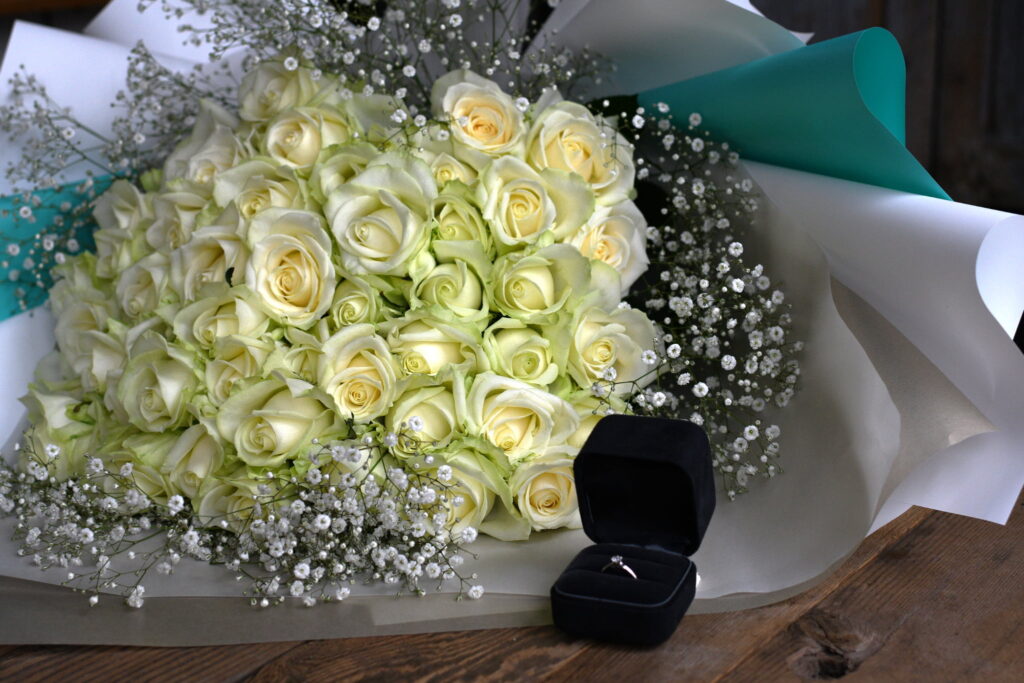 白バラの花束と婚約指輪