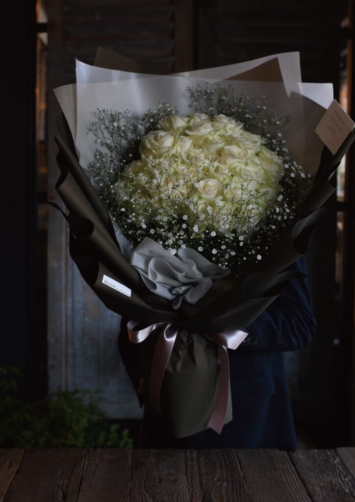 ブルガリのブランドカラーをイメージしたバラの花束