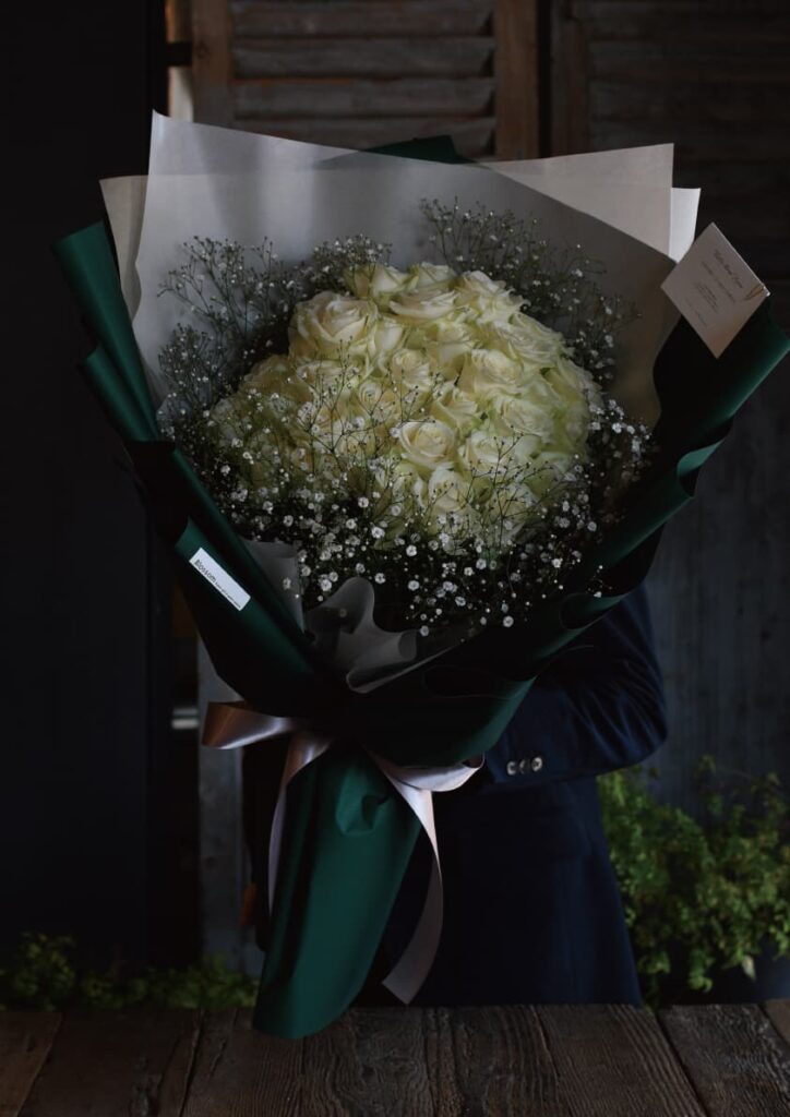 ボシュロムのブランドカラーをイメージしたバラの花束