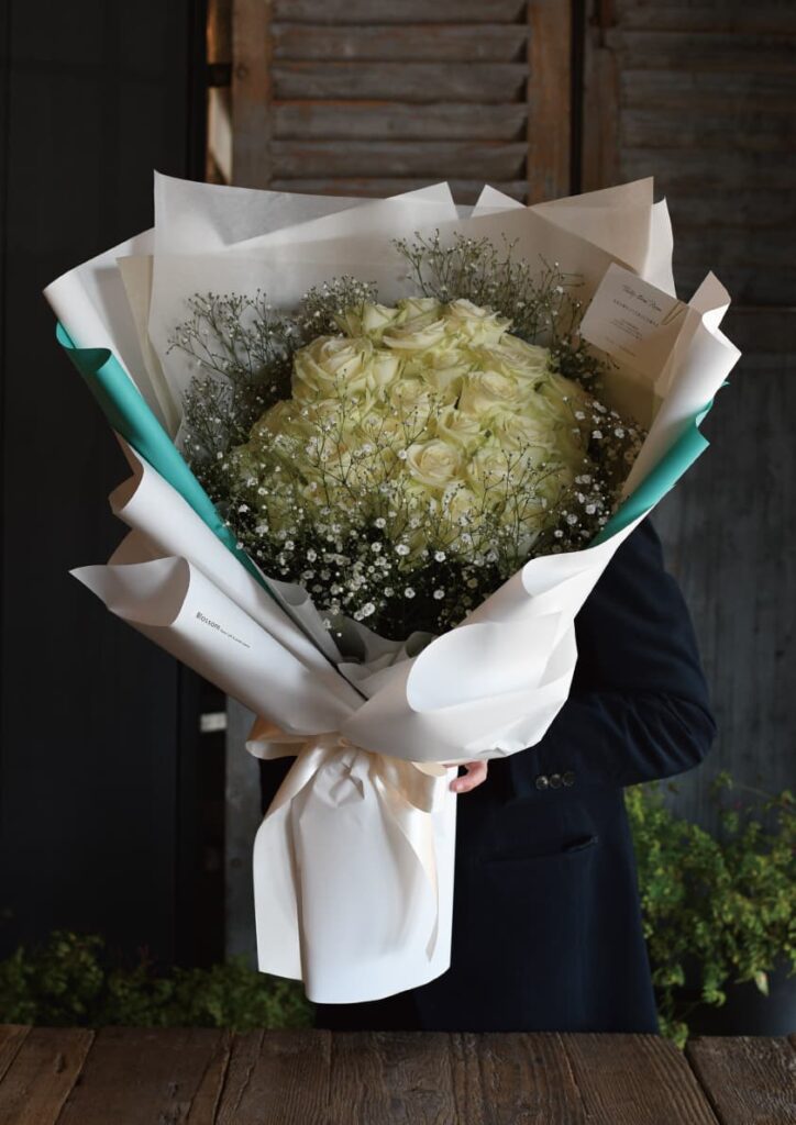 ティファニーのブランドカラーをイメージしたバラの花束