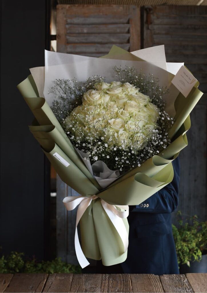グラフのブランドカラーをイメージしたバラの花束