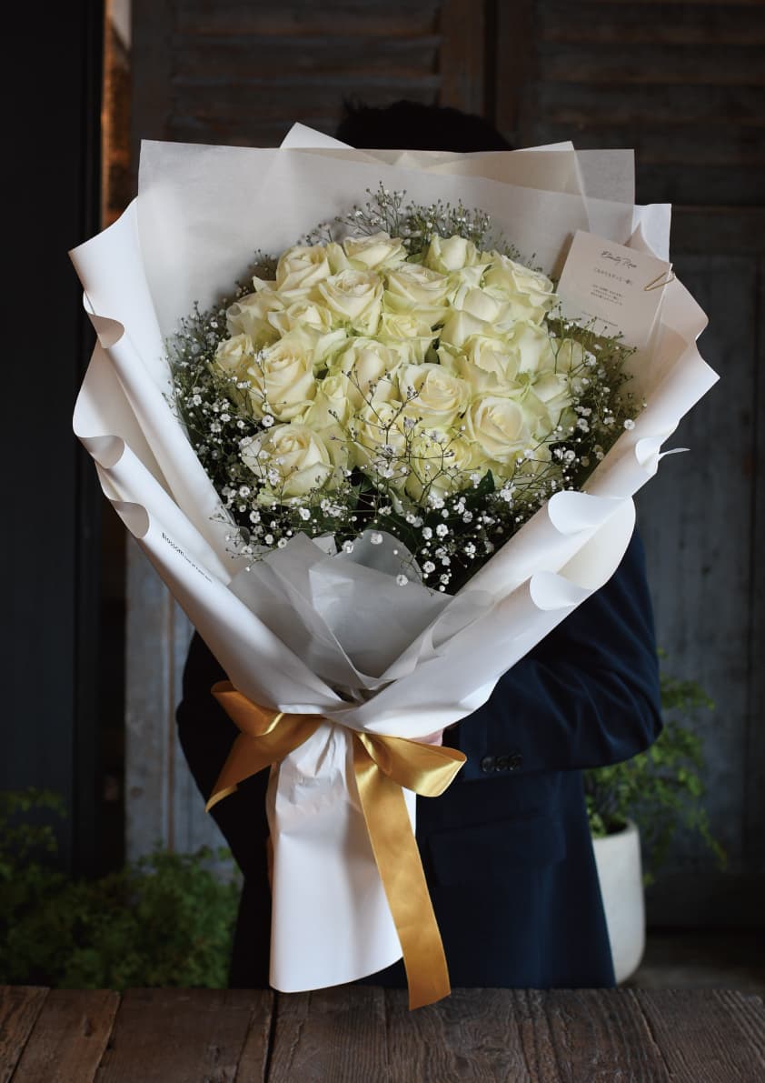 シャネルのブランドカラーをイメージしたバラの花束