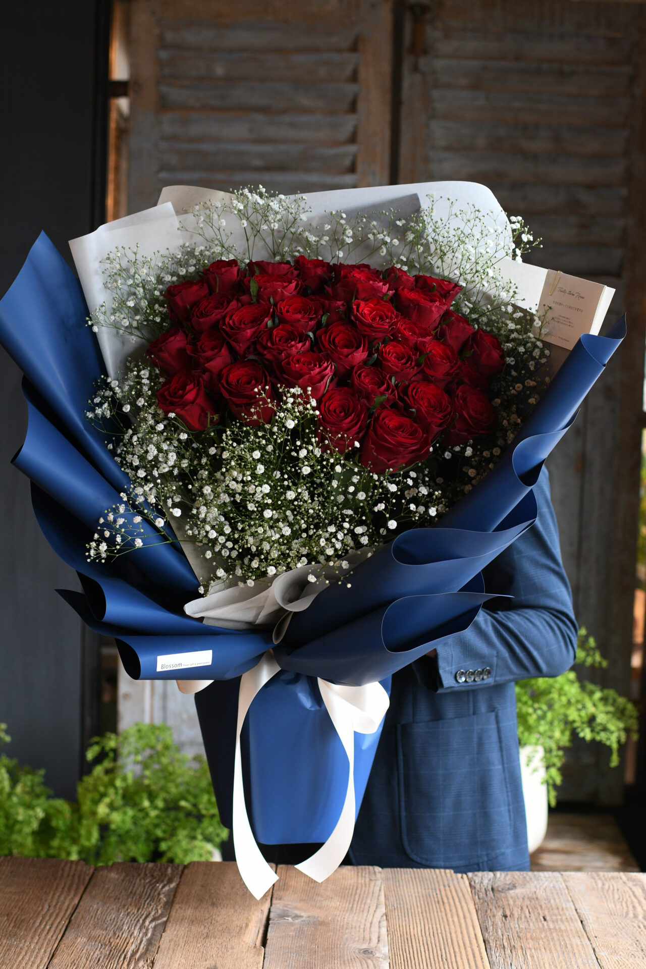 「ディープブルー×赤薔薇」プロポーズリングドレスブーケ33本の赤薔薇