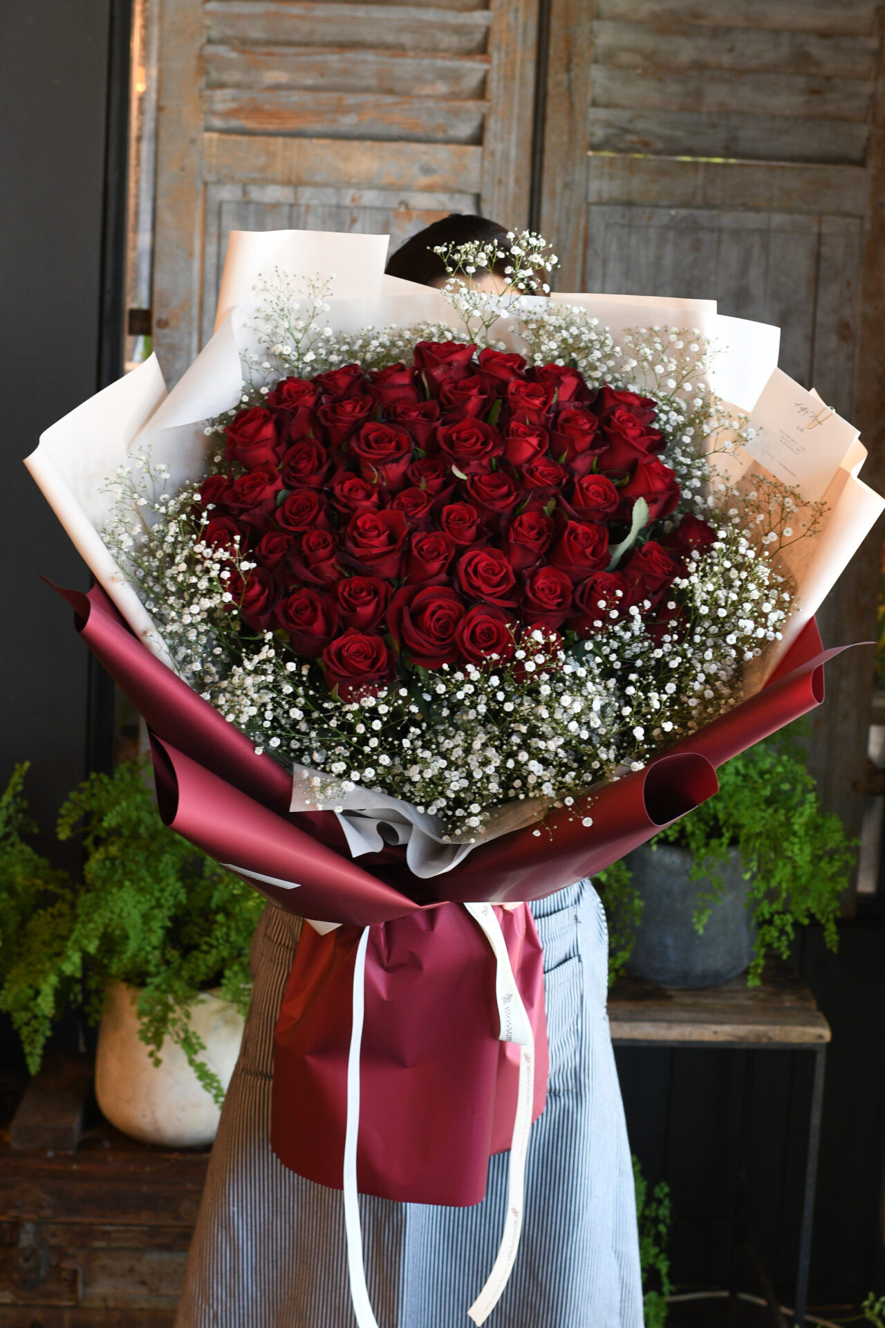 50本の赤薔薇ドレスブーケ